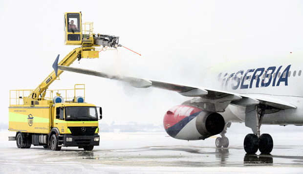 Туширањем одлеђују авионе пре полетања